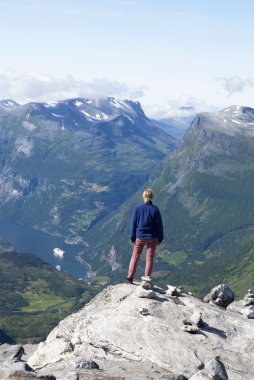 kadın bir dağın tepesinde