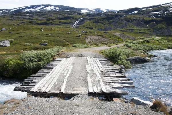 Brücke in den Bergen — Stockfoto