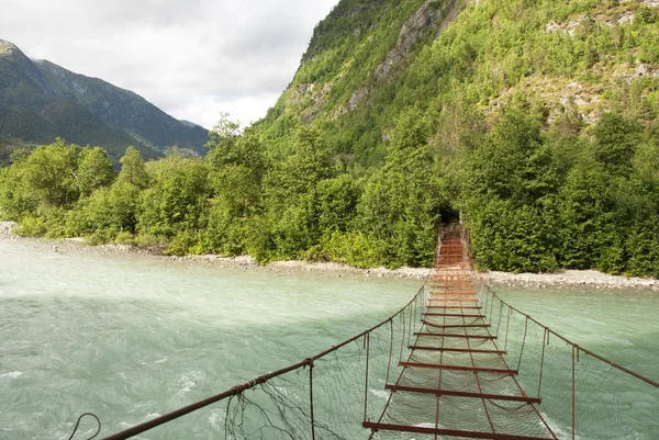Eine rostige Brücke über einen Fluss — Stockfoto