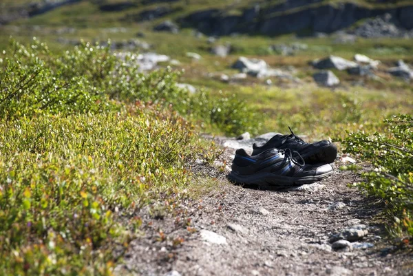 Scarpe su un sentiero pedonale — Foto Stock