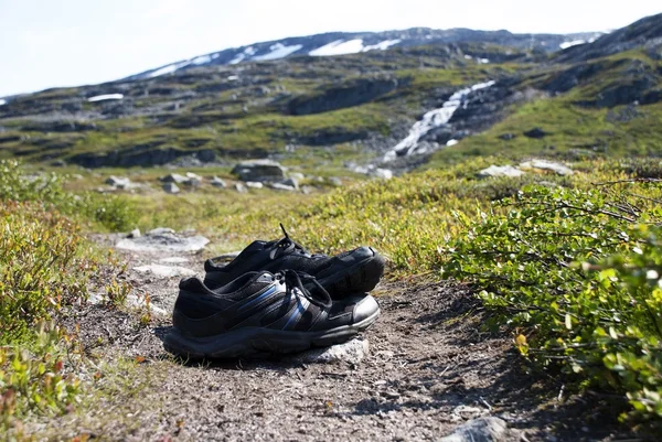 Zapatillas de deporte en un paisaje montañoso —  Fotos de Stock