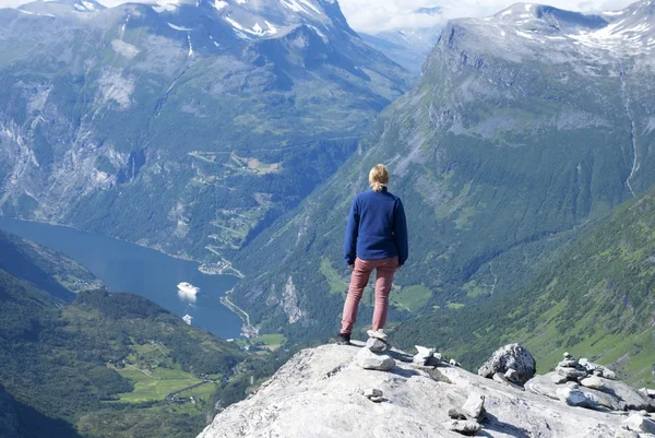 Kvinna njuter utsikten — Stockfoto