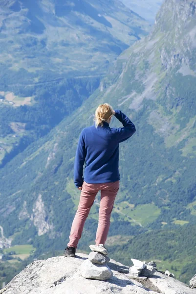 何か efter をお探しの女性 — ストック写真