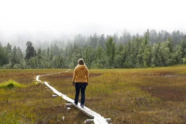 Uma mulher caminhando em um caminho — Fotografia de Stock