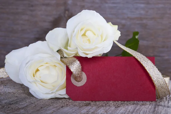 Άδειο ετικέτα κόκκινο με τριαντάφυλλα — Φωτογραφία Αρχείου