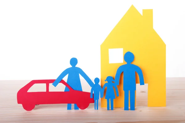 Famiglia di carta con auto e casa — Foto Stock