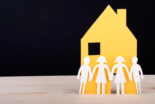 Enfants devant une maison — Photo