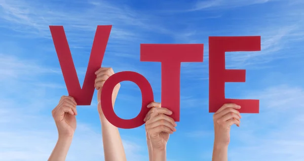 Las manos celebrando el voto en el cielo — Foto de Stock