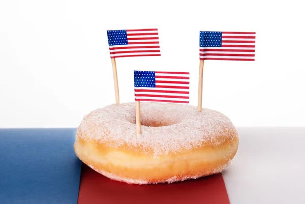 Пончик с американскими флагами — стоковое фото