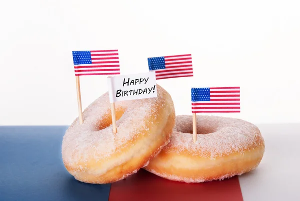 Donuts com sinal de feliz aniversário — Fotografia de Stock