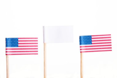 Amerikan bayrakları ile orta beyaz bayrak