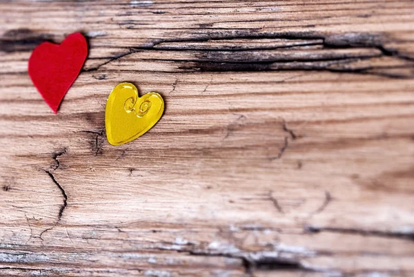 Twee kleine harten op houten plank — Stockfoto