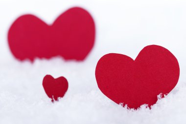 Karda üç kırmızı Kalpler