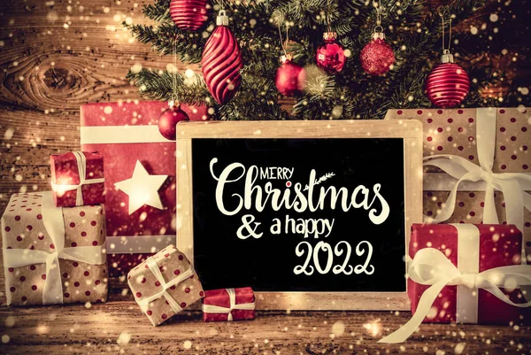 クリスマスツリー、プレゼント、テキストメリークリスマスと幸せな2022 、雪の結晶 — ストック写真