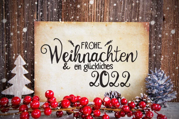 Vánoční dekorace, papír s textem Glueckliches 2022 znamená šťastný 2020, sníh — Stock fotografie