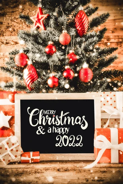 Luminoso albero di Natale, regali, fiocchi di neve, Buon Natale e un felice 2022 — Foto Stock