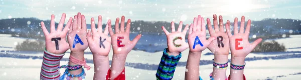 Kinderen handen Building Word Zorg, Sneeuwwitje Winter Achtergrond — Stockfoto