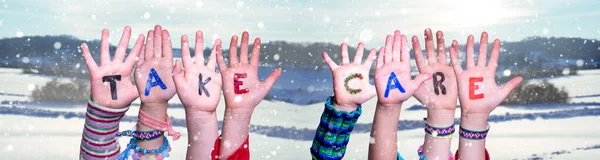 Enfants Mains Bâtiment Mot Prendre soin, Hiver enneigé Contexte — Photo