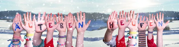 Kids Hands Holding Word Aelteren Helfen innebär hjälp äldre, vinter bakgrund — Stockfoto