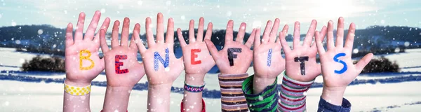 Crianças mãos construindo benefícios de palavras, fundo de inverno nevado — Fotografia de Stock