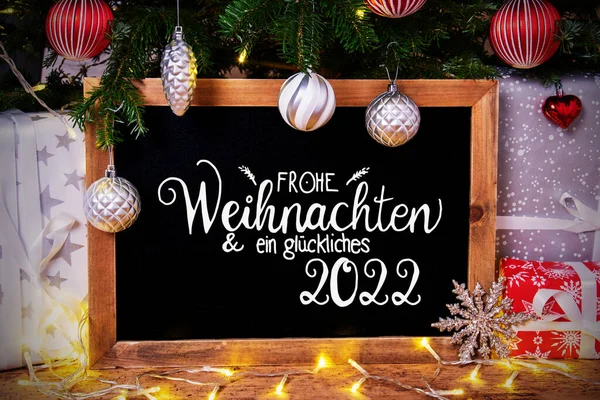 Chalkboard, Δέντρο, Δώρο, Fairy Lights, Glueckliches 2022 σημαίνει ευτυχισμένος 2022 — Φωτογραφία Αρχείου
