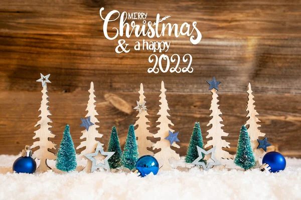 Drzewo, Śnieg, Niebieska Gwiazda, Piłka, Wesołych Świąt i szczęśliwy 2022, Drewniane tło — Zdjęcie stockowe