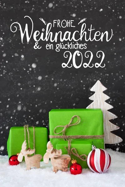 Regalo verde, palla, fiocchi di neve, albero, gluckliches 2022 significa felice 2022 — Foto Stock