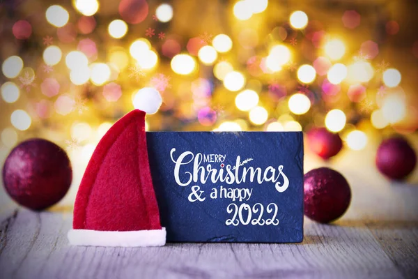 Luces centelleantes, bola, sombrero rojo de Santa, feliz Navidad y feliz 2022 — Foto de Stock