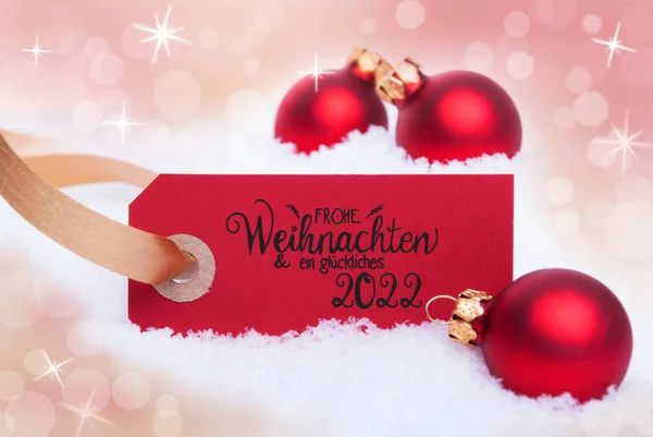 Κόκκινη Χριστουγεννιάτικη μπάλα, χιόνι, ετικέτα, Glueckliches 2022 μέση ευτυχισμένη 2022, Bokeh — Φωτογραφία Αρχείου