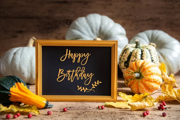 Осеннее украшение тыквы, текст с днем рождения, Золотая рамка — стоковое фото