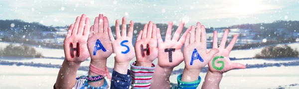 Παιδιά Χέρια οικοδόμηση Word Hashtag, χιονισμένο φόντο χειμώνα — Φωτογραφία Αρχείου