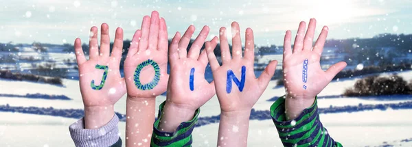 Dzieci Ręce Budowanie słów Dołącz, Snowy tle zima — Zdjęcie stockowe