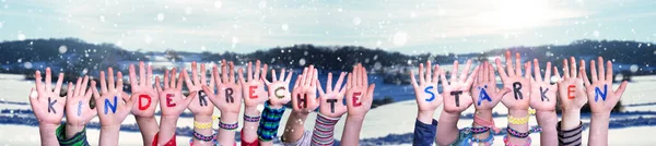 Dłonie, Przedszkole Staerken oznacza wzmocnienie praw dzieci, tle zimowym — Zdjęcie stockowe