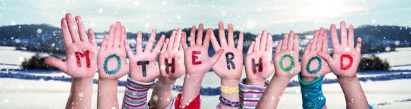 孩子们手拉手造词母性，雪冬背景 — 图库照片