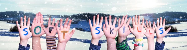 Παιδιά Χέρια οικοδόμηση Word Soft Δεξιότητες, χιονισμένο φόντο χειμώνα — Φωτογραφία Αρχείου