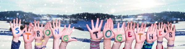 Crianças mãos construindo palavra forte juntos, fundo de inverno nevado — Fotografia de Stock