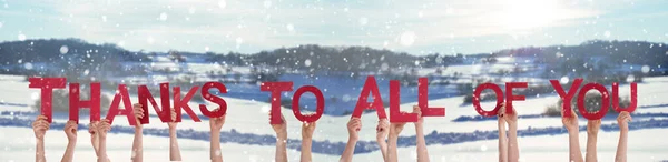 Pessoas mãos segurando palavra graças a todos vocês, fundo de inverno nevado — Fotografia de Stock