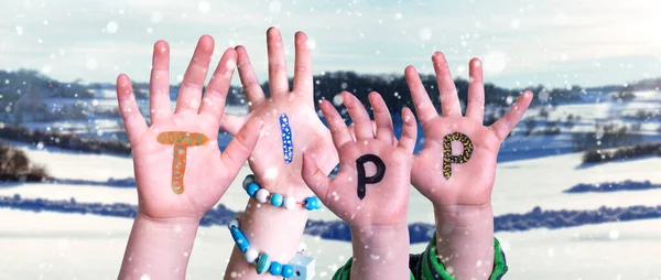 Las manos de los niños Construyendo Tipp palabra significa punta, fondo de invierno nevado —  Fotos de Stock
