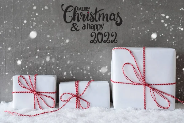 Regalos de Navidad, nieve, copos de nieve, cemento, Feliz Navidad y un feliz 2022 — Foto de Stock