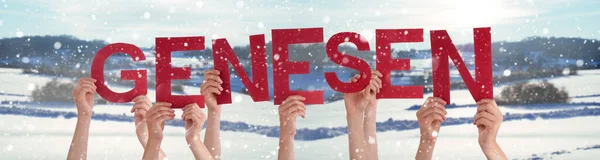 Människor händer som håller ord Genesen innebär återhämta sig, snöig vinter bakgrund — Stockfoto