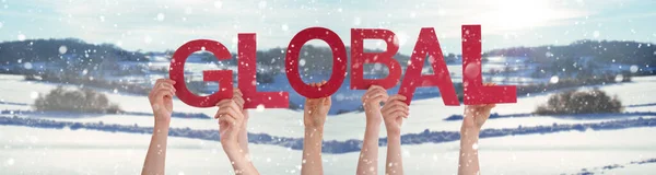 Die Hände der Menschen halten Wort Global, verschneiter Winter Hintergrund — Stockfoto