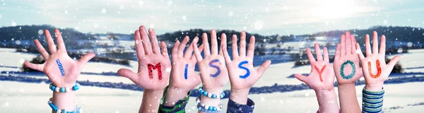 Niños Manos Construyendo Palabra Te Extraño, Fondo de Invierno Nevado —  Fotos de Stock