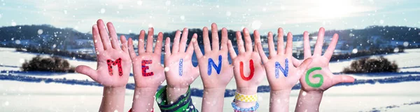 Παιδιά Χέρια οικοδόμηση Word Meinung σημαίνει γνωμοδότηση, χιονισμένο φόντο χειμώνα — Φωτογραφία Αρχείου