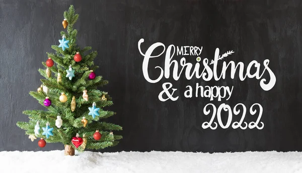 Albero di Natale, palla colorata, neve, buon Natale e un felice 2022 — Foto Stock