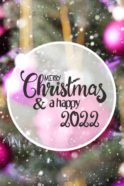Kerstboom, wazig roze bal, vrolijk kerstfeest en gelukkig 2022, sneeuwvlokken — Stockfoto