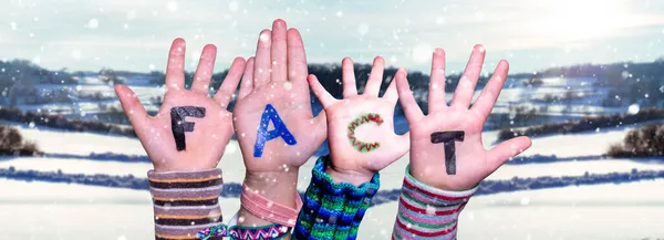 子供たちの手ワードファクトを構築し、雪の冬の背景 — ストック写真