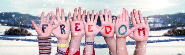 Crianças Mãos Construindo Palavra Liberdade, Inverno nevado fundo — Fotografia de Stock