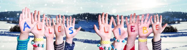 Children Hands épület Word Alles Liebe azt jelenti, a legjobb kívánságok, Téli háttér — Stock Fotó