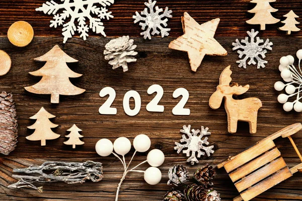 Decorazione di Natale di legno, 2022, albero, cono dell'abete e fionda — Foto Stock