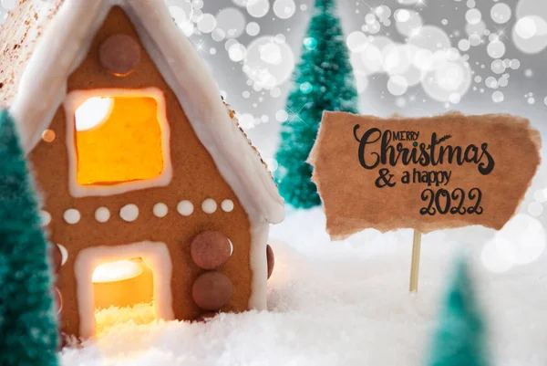 Gingerbread House, Χιόνι, Καλά Χριστούγεννα και ένα ευτυχισμένο 2022, ασημί φόντο — Φωτογραφία Αρχείου